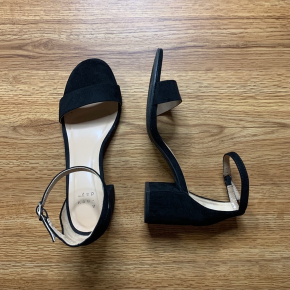 [Sold] Basic Black Sandel Heels - Picture 5 of 5